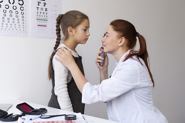 fetita examinata de o doctorita oftalmolog