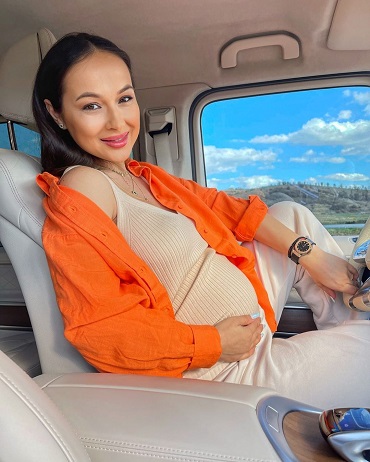 Vladuta Lupau in masina afisandu-si burtica de gravida
