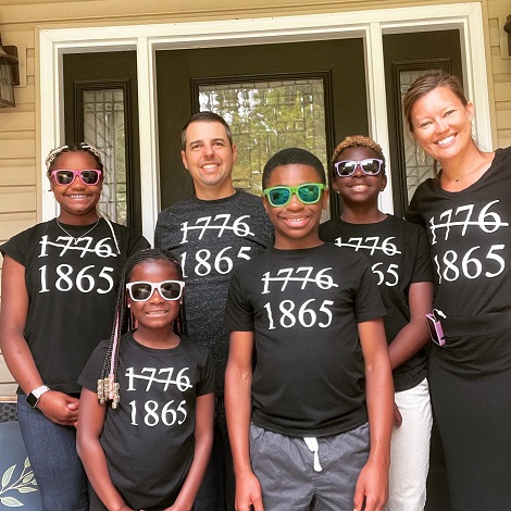 mama, tata si copiii lor purtand tricouri simbolice legate de anul abolirii sclaviei in SUA