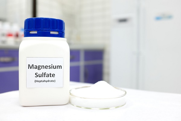recipient cu sulfat de magneziu si sulfat de magneziu separat, intr-un recipient transparent