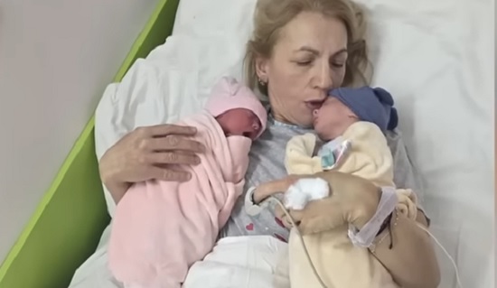 mama care isi strange la piept gemenii dupa nastere