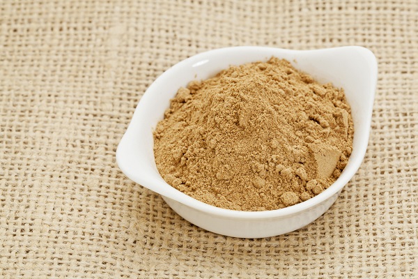 castronel alb in care se afla pudra de camu camu