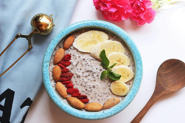 budinca de chia cu banane, goji si migdale