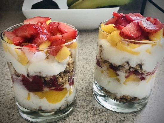 desert iaurt cu granola si fructe