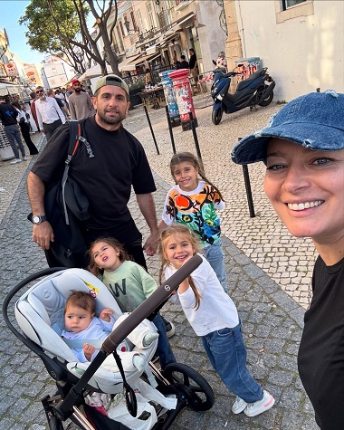 Laura Cosoi fericita alaturi de sotul ei si de cele patru fetite in timpul vacantei din Portugalia
