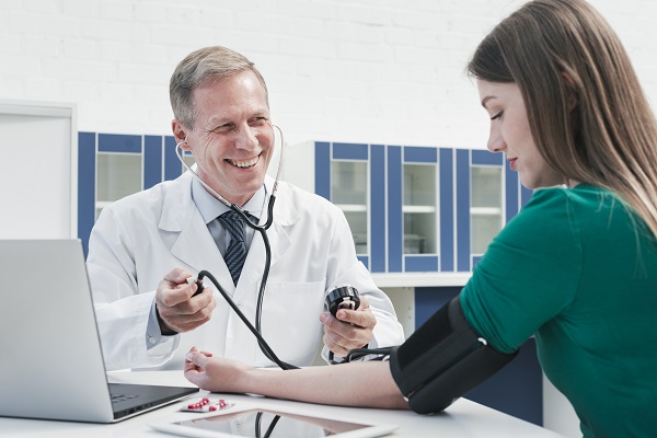 medic zambitor care masoara tensiunea arteriala a pacientei sale