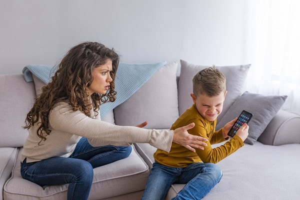 baietel furios intrucat mama lui vrea sa-i ia telefonul