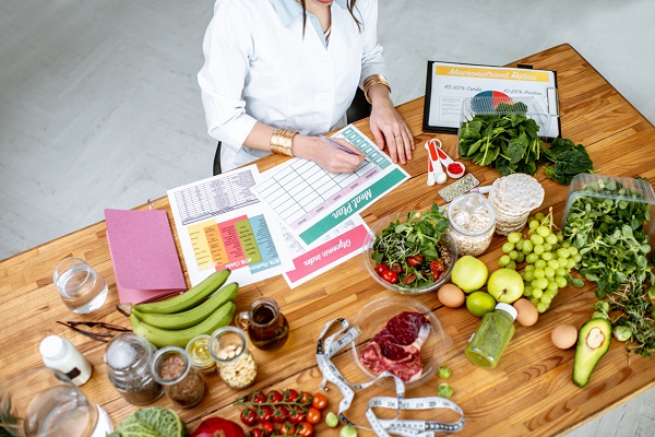 femeie care creeaza un plan de nutritie personalizata tinand cont de mai multi factori