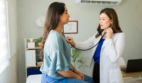 doctorita care asculta cu stetoscopul pacienta
