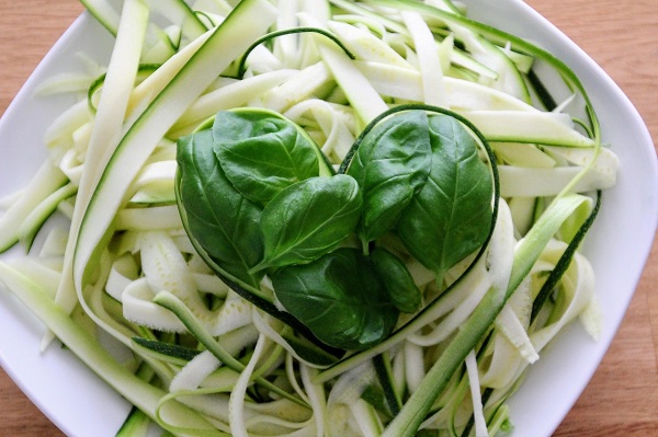 noodles de dovlecel crud, cu busuioc proaspăt, intr-un castronel alb