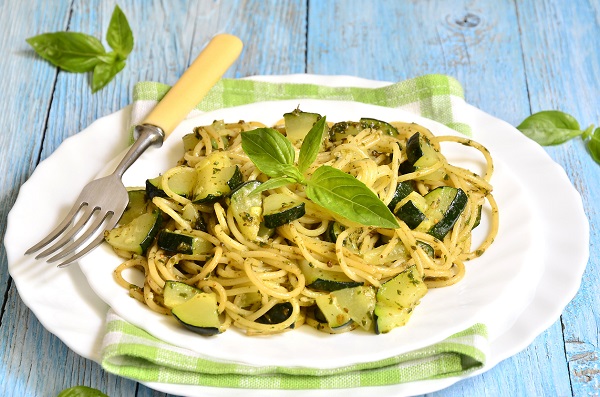 spaghete cu zucchini pe farfurie alba