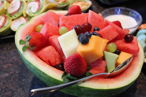 salata de fructe pusa intr-un pepene rosu