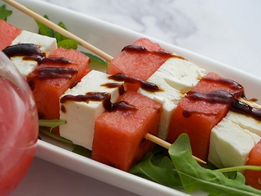 frigarui cu pepene rosu si cu branza, stropite cu sos cu otet balsamic