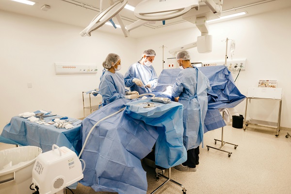 echipă medicală în sala de operații