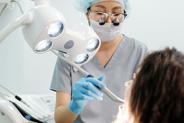 femeie în timpul unei proceduri efectuate de medicul stomatolog
