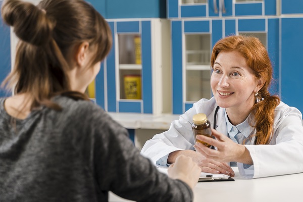 doctorita care îi recomanda un supliment alimentar pacientei sale