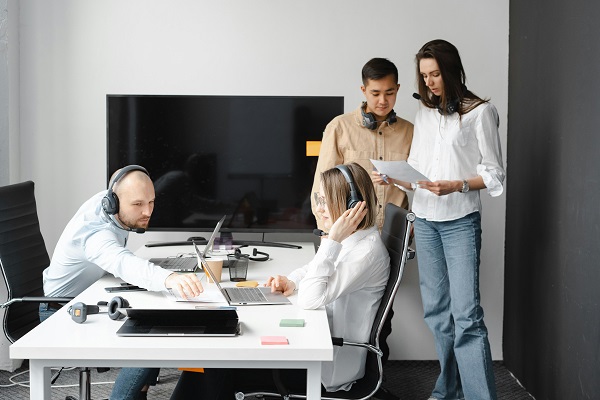 persoane care lucrează la un birou de call-center