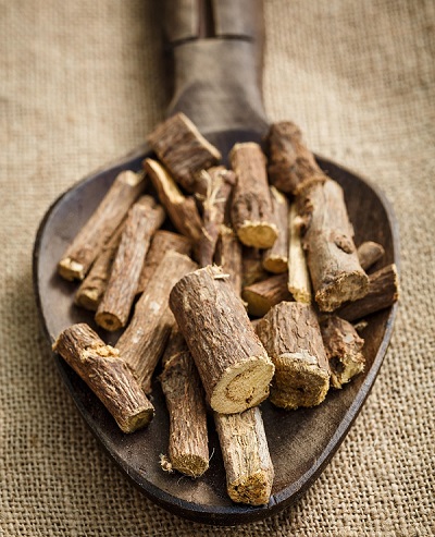 lingura de lemn cu aspect vintage cu bucatele de radacina de lemn dulce