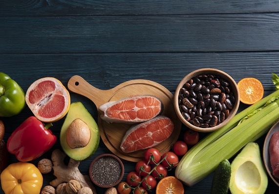 prim-plan pe fond inchis la culoare, diverse alimente sanatoase care fac parte din piramida alimentara