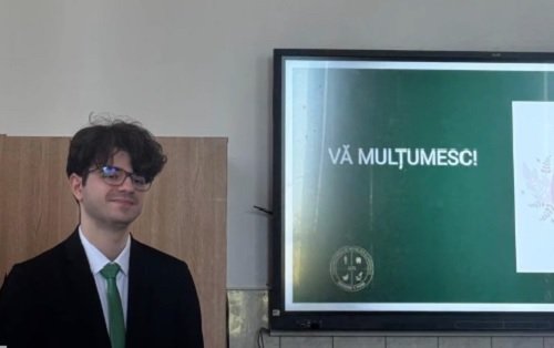 captura video Facebook, Calin Vamesu, sef de promotie Facultatea de Medicina din Iasi, purtand ochelari, imbracat cu camasa alba, avand cravata verde si sacou negru, in timp ce se afla in fata unui monitor intr-o sala in care a prezentat un proiect