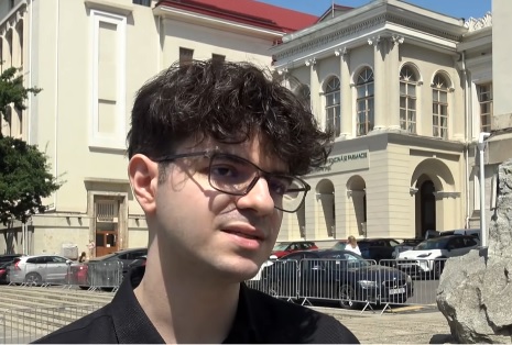 Calin Vamesu, sef de promotie la Facultatea de Medicina din Iasi, purtand ochelari, imbracat cu camasa neagra, la un interviu realizat in apropierea facultatii intr-o zi insorita