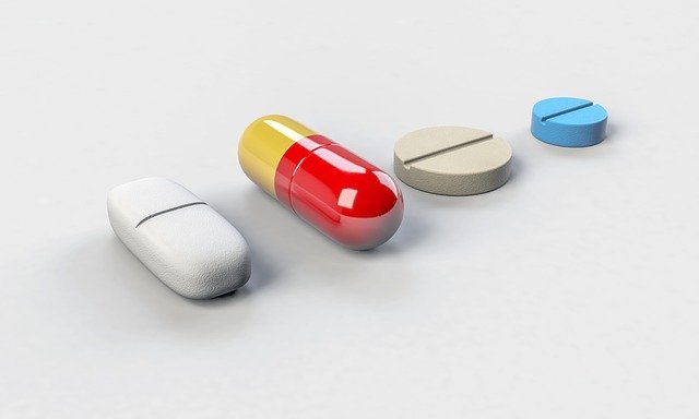 tablete-medicamente-pe-masa-alba