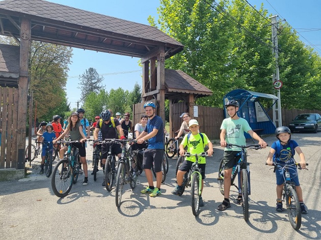 persoane mergand cu bicicleta