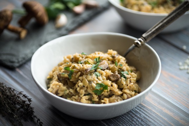 risotto cu ciuperci porcini si patrunjel in castron alb