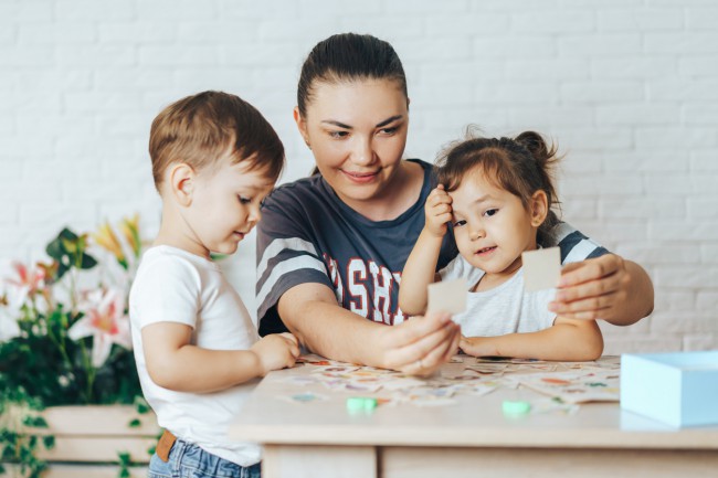 familie care se joaca la masa