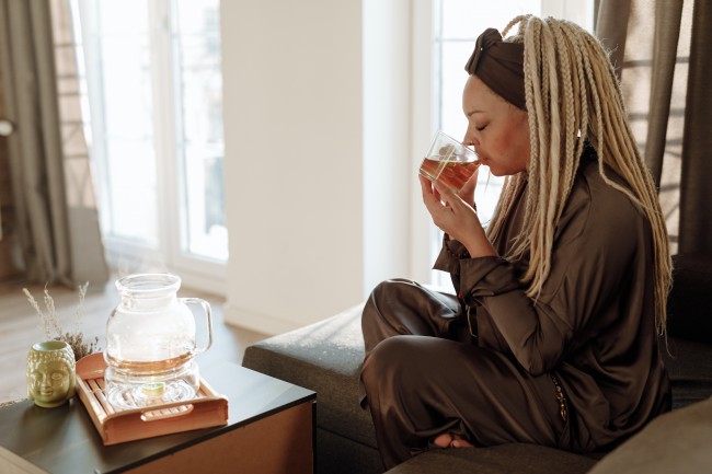 femeie care bea ceai