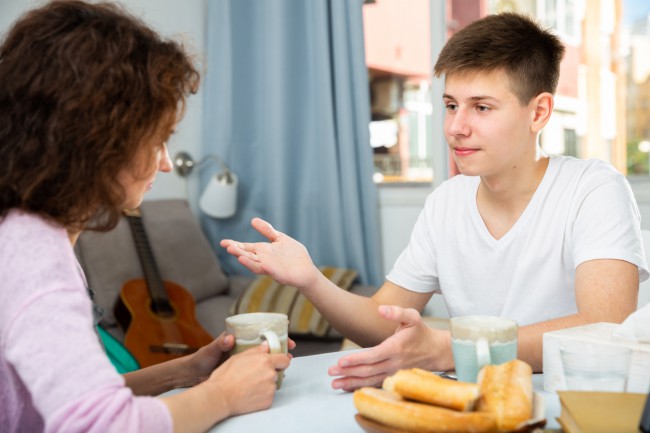 adolescent care discuta cu mama lui