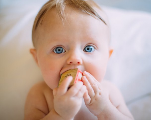 bebelus cu ochii albastri