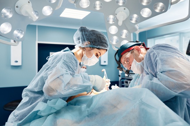 medici care fac o operatie