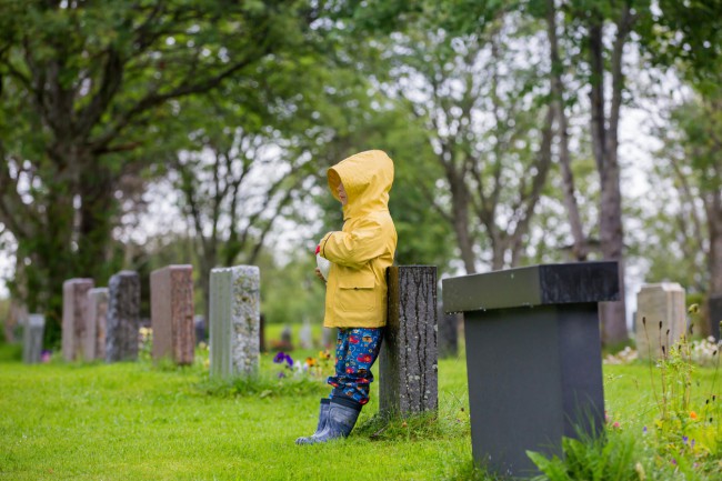 baietel la cimitir