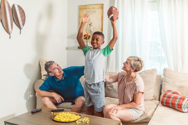 familie care se uita la TV