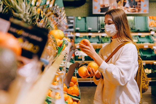 femeie la supermarket