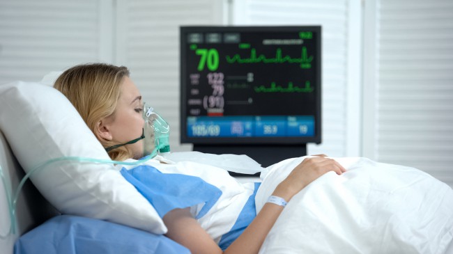 femeie insarcinata pe un pat din spital