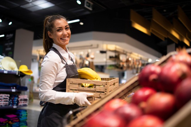 femeie care lucreaza la supermarket
