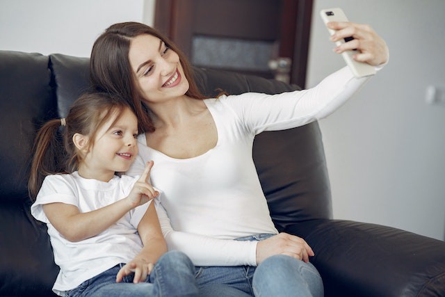 mama si copilul selfie