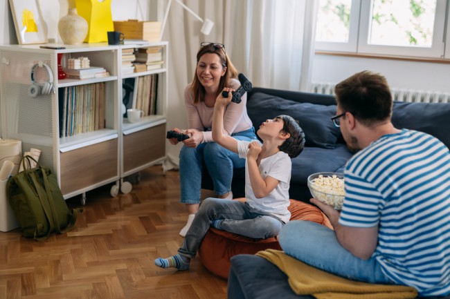 familia se uita la tv