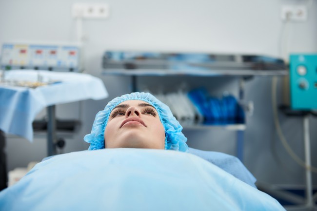 femeie pe masa de operatie