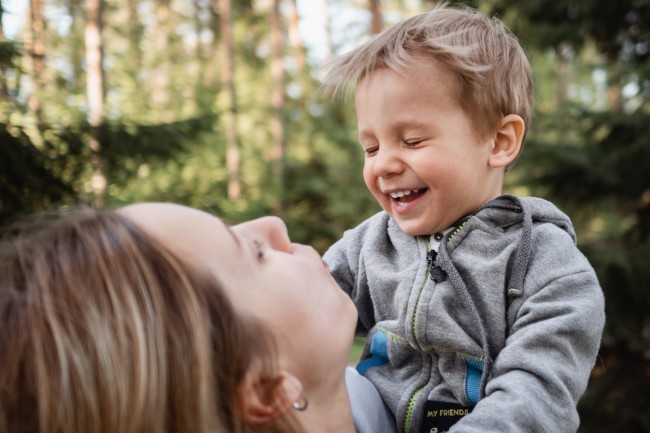 mama si copilul rad unul la celalalt