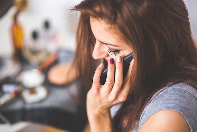 fata care vorbeste la telefon