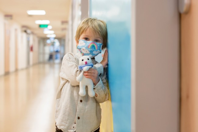 copil cu ursulet in spital