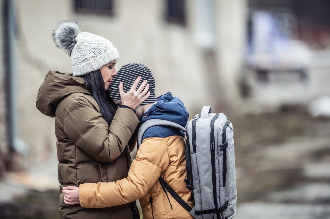 mama care isi sarutafiul pe frunte