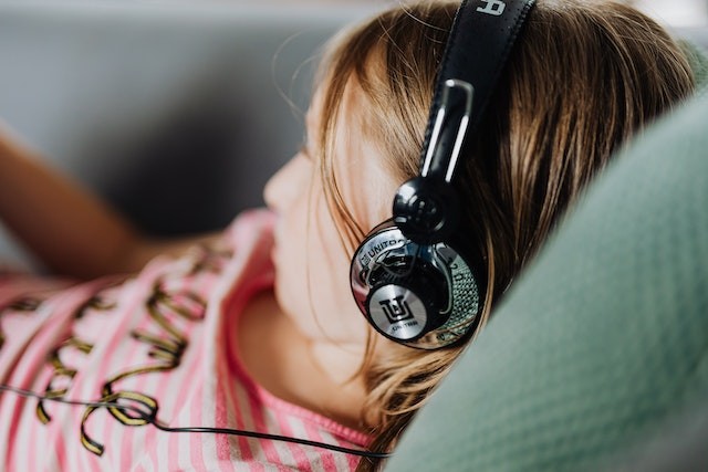 copil care asculta muzica