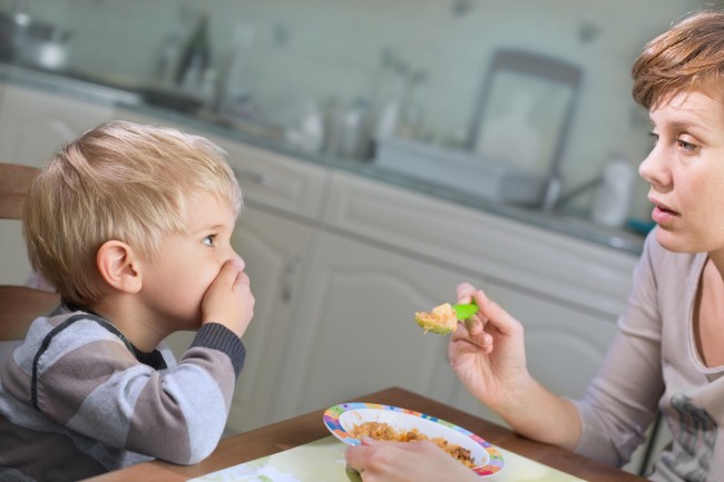 copil la masa care refuza sa manance