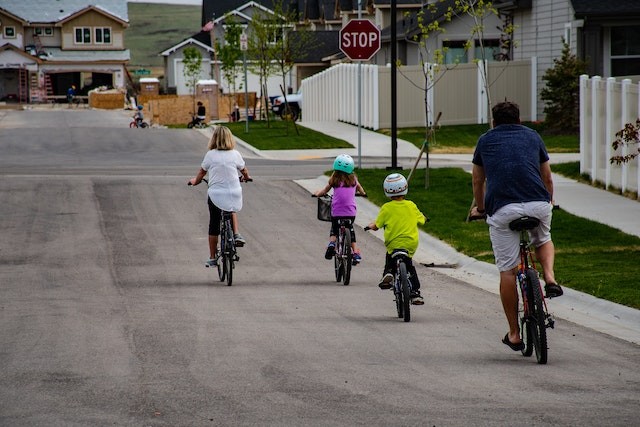 familia pe bicicleta