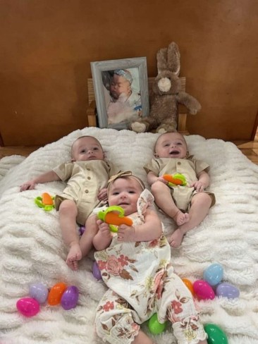 trei bebelusi pe pat