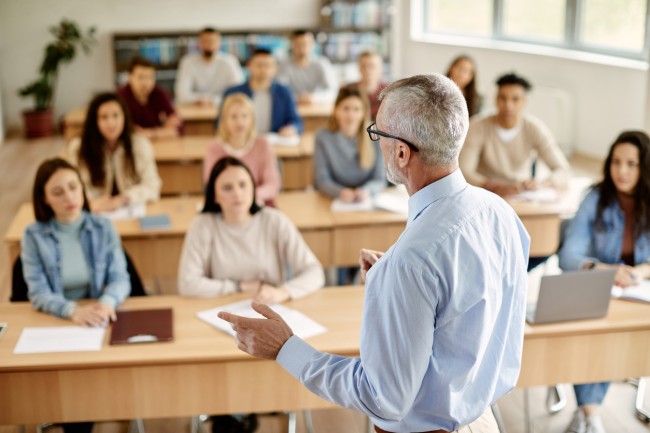 profesor in sala cu studentii